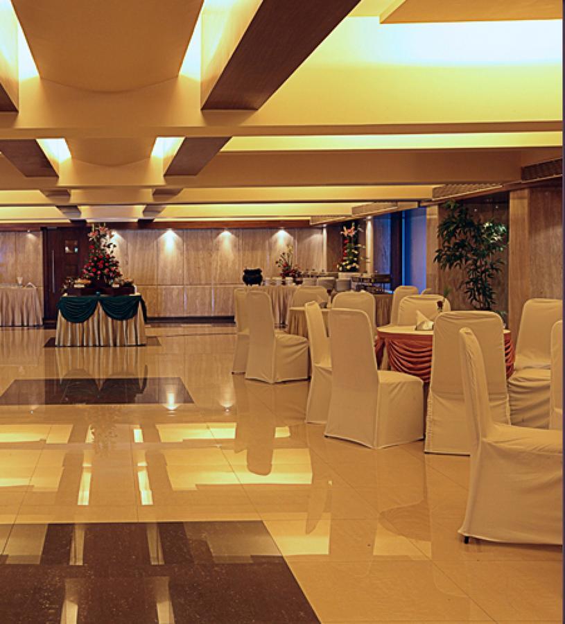 The Royal Orchid Hotel, Chembur ムンバイ エクステリア 写真