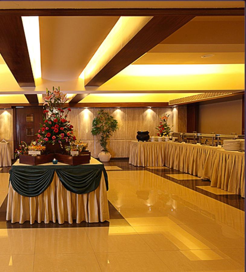 The Royal Orchid Hotel, Chembur ムンバイ エクステリア 写真