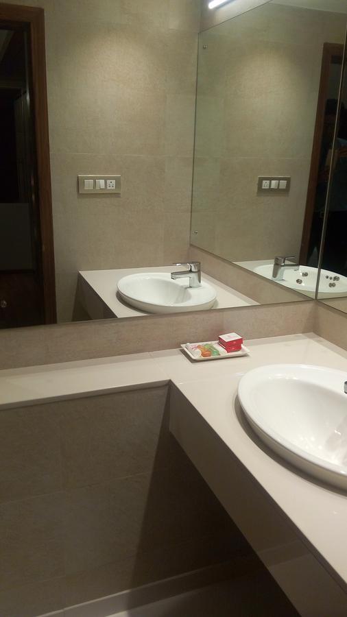 The Royal Orchid Hotel, Chembur ムンバイ エクステリア 写真