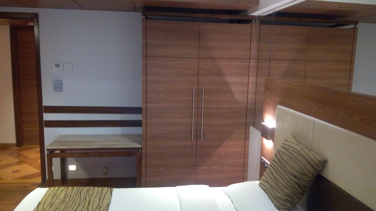 The Royal Orchid Hotel, Chembur ムンバイ エクステリア 写真