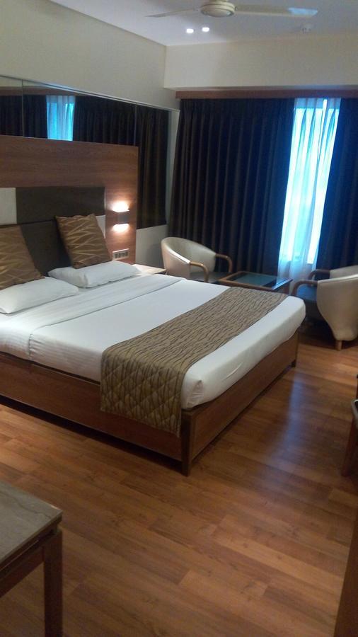The Royal Orchid Hotel, Chembur ムンバイ エクステリア 写真
