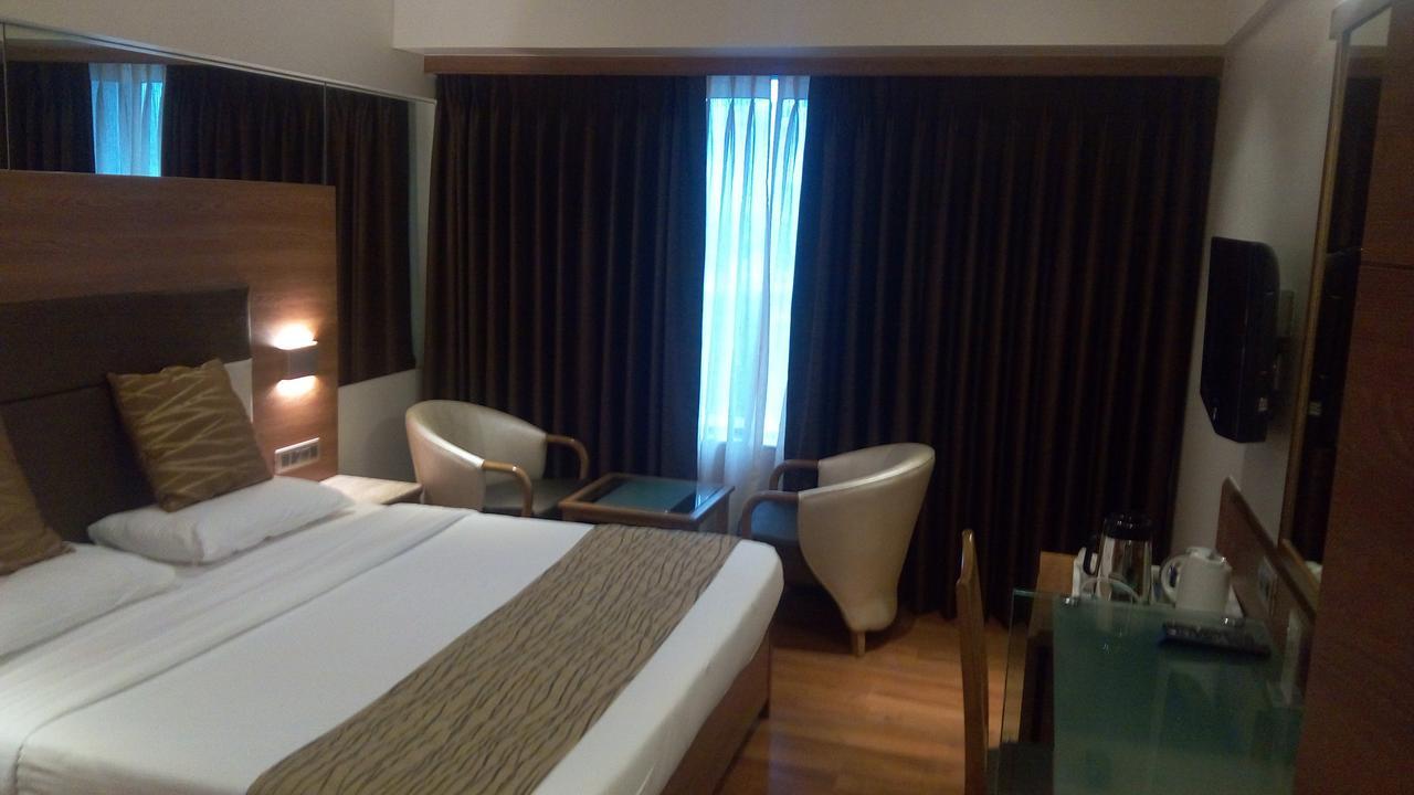 The Royal Orchid Hotel, Chembur ムンバイ エクステリア 写真
