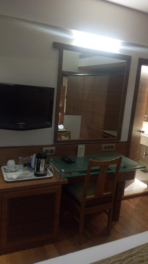 The Royal Orchid Hotel, Chembur ムンバイ エクステリア 写真