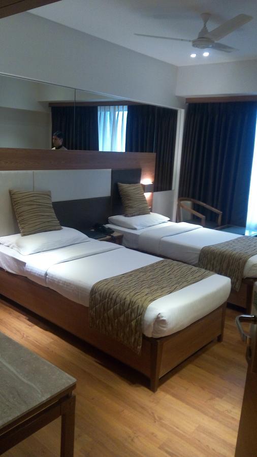 The Royal Orchid Hotel, Chembur ムンバイ エクステリア 写真