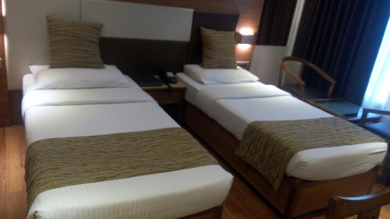 The Royal Orchid Hotel, Chembur ムンバイ エクステリア 写真