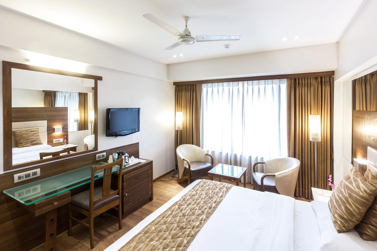 The Royal Orchid Hotel, Chembur ムンバイ エクステリア 写真